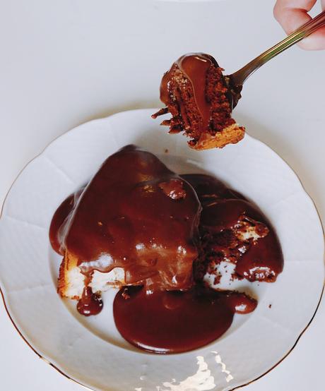 BIZCOCHO CHOCOLATE Y VAINILLA CON SALSA DE CHOCOLATE CALIENTE BIZCOCHO CHOCOLATE Y VAINILLA CON SALSA DE CHOCOLATE CALIENTE