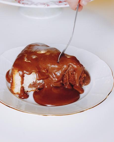 BIZCOCHO CHOCOLATE Y VAINILLA CON SALSA DE CHOCOLATE CALIENTE BIZCOCHO CHOCOLATE Y VAINILLA CON SALSA DE CHOCOLATE CALIENTE