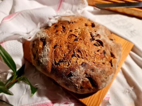 Pan con cebolla roja y panceta en horno de leña