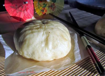 Pan con cebolla roja y panceta en horno de leña