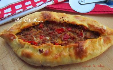 Pan Pide Turco Pan con cebolla roja y panceta en horno de leña