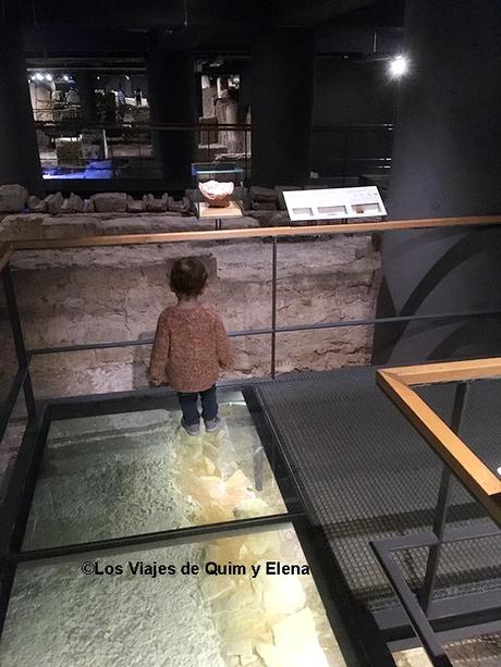 Álex en el Muhba en Museos para niños en Barcelona
