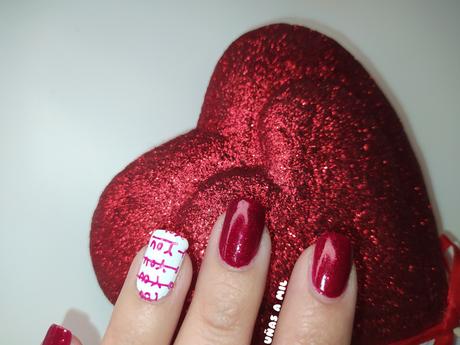 Manicura en rojo y blanco para San Valentín