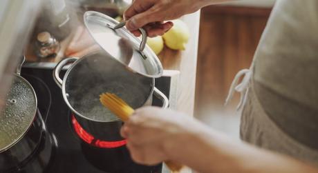 Olla con agua para hervir la pasta