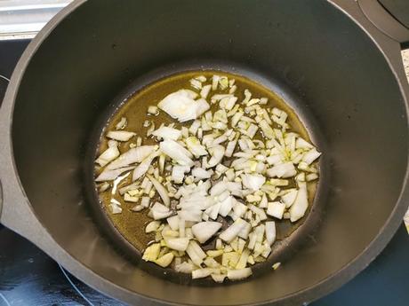 Tortilla en salsa o tortilla guisada Tortilla en salsa o tortilla guisada