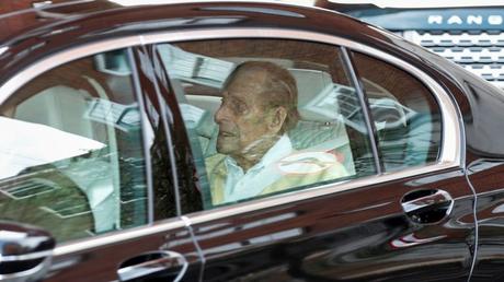 El príncipe Felipe abandona el hospital tras un mes de tratamiento