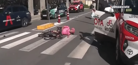 IMPRESIONANTE caída de Simon Carr en Tirreno Adriático