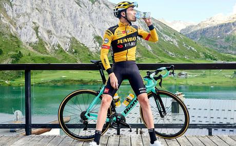 ¿Que tipo de bebida toma Primoz Roglic al finalizar una etapa?