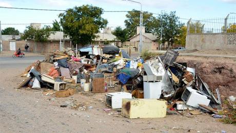 Buscan que el que tire basura no pueda hacer trámites en la Muni