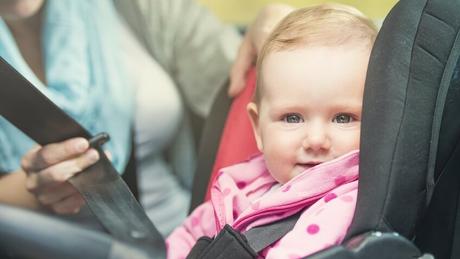 Viajar con bebé en coche: consejos para que no se convierta en una odisea