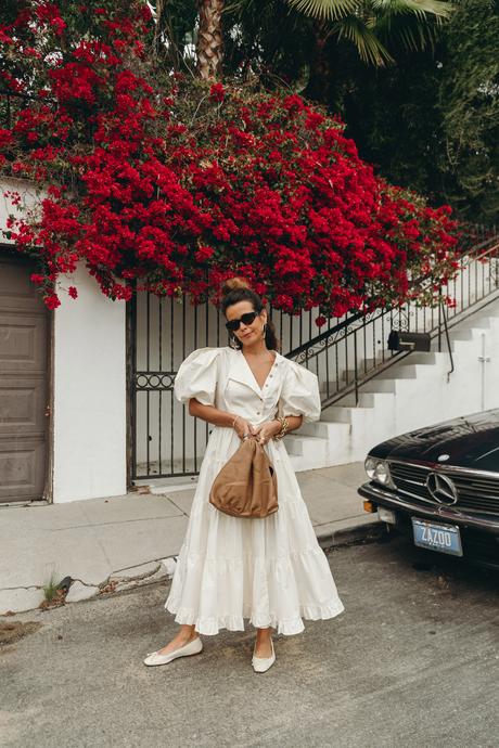 So ready for Spring Sara from Collage Vintage wearing a Ulla Johnson white midi-dress and a Cleobella bag in natural color