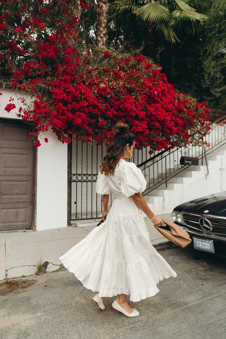 So ready for Spring Sara from Collage Vintage wearing a Ulla Johnson white midi-dress and a Cleobella bag in natural color