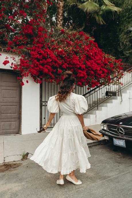 So ready for Spring Sara from Collage Vintage wearing a Ulla Johnson white midi-dress and a Cleobella bag in natural color
