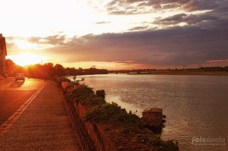 Atardecer por tierra y agua - Fotografía