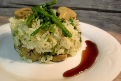 Arroz basmati con espárragos silvestres, ajos tiernos y champiñones