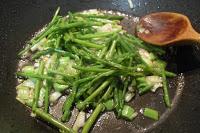 Saltado de ajos tiernos y espárragos