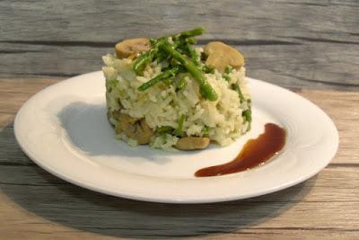 Arroz basmati con espárragos silvestres, ajos tiernos y champiñones