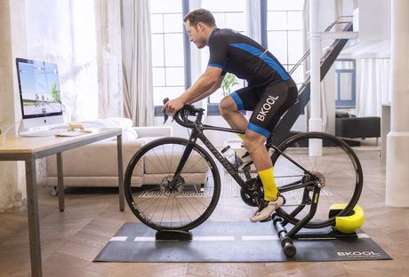 Rodillo Bkool Smart Pro de lo mejor para entrenar en interiores