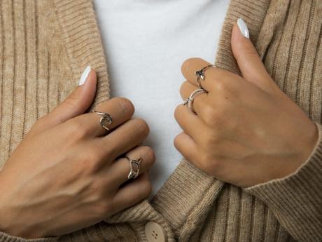 Consejos para introducir los anillos de plata en tus looks