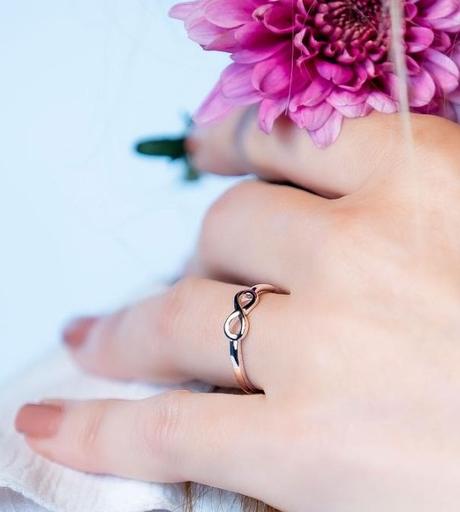 Consejos para introducir los anillos de plata en tus looks