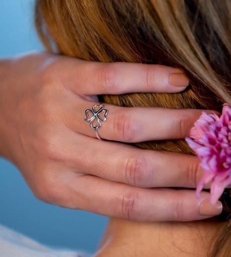 Consejos para introducir los anillos de plata en tus looks