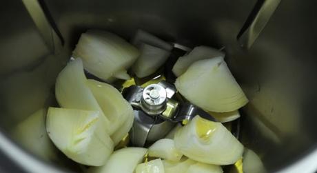 Risotto con Berenjena con Thermomix ® Ponemos la cebolla para picarla