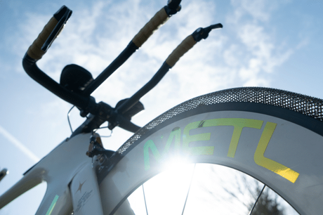 METL  presenta un neumático sin aire  fabricado en titanio