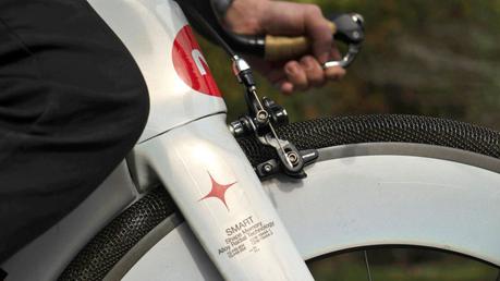 METL  presenta un neumático sin aire  fabricado en titanio