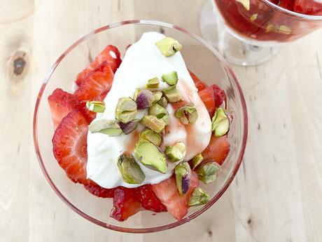 delikatissen vasitos con fresas strawberry snack strawberry dessert strawberry brunch strawberries with greek yogurt strawberries with cream postre vasito brunch postre saludable postre de vasito postre con fresas healthy strawberry dessert fresas con yogur fresas con vino dulce fresas con pistachos fresas con crema  