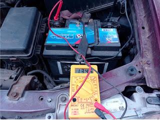 Comprobación de averías de carga en un vehículo Comprobación de averías de carga en un vehículo