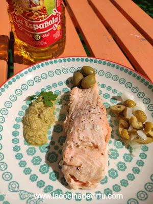 Salmón al microondas con aceitunas