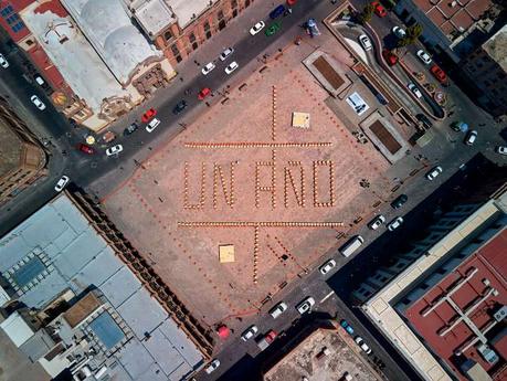 Con pupitres se manifiestan en Fundadores pidiendo el regreso a clases