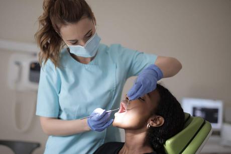 Clínica Dental Helident: La diferencia de sonreír con confianza con dentistas Sevilla