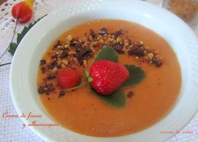 Crema de albaricoques y fresas con almendras crujientes y chocolate Crema de albaricoques y fresas con almendras crujientes y chocolate