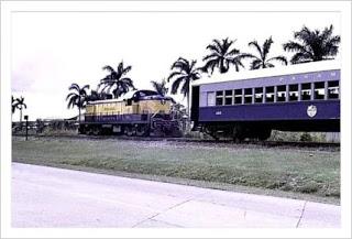 Vagón de pasajeros y locomotora diésel en ruta desde Colón.