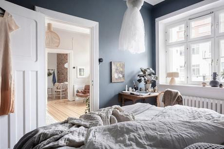 delikatissen tiny bedroom tiny apartment scandinavian tiny apartment scandinavian style scandinavian bedroom estilo nórdico dormitorio romántico dormitorio pequeño dormitorio nórdico dormitorio escandinavo dormitorio azul moderno dormitorio acogedor decoración pisos pequeños decoración dormitorio blue bedroom bedroom interiors bedroom decor ideas  