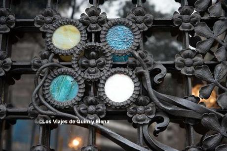 Detalle de la puerta de hierro de Diagonal