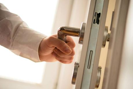 El precio más bajo de la seguridad: una puerta antiokupa en Lleida