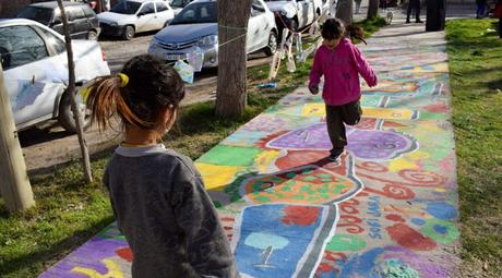 Una rayuela de niñas y adolescentes en el Mes de la Mujer
