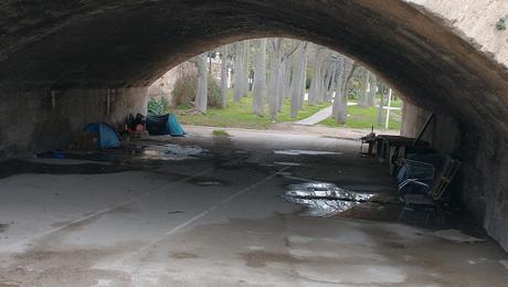 Decenas de indigentes duermen en  campamentos bajo los puentes del antiguo río Turia en Valencia ciudad.