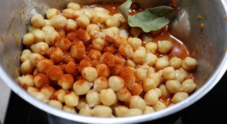 Poner los garbanzos cocidos en el vaso para calentarlos
