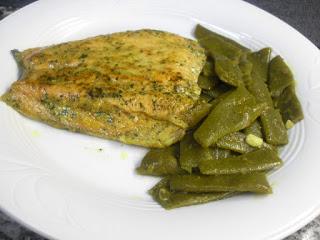 Plato de salmón y judías verdes rehogadas al curry.