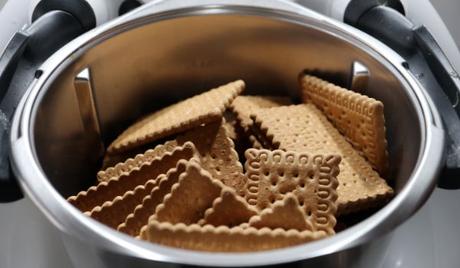 Tarta de Uva y Queso con Thermomix ® Ponemos las galletas y las trituramos