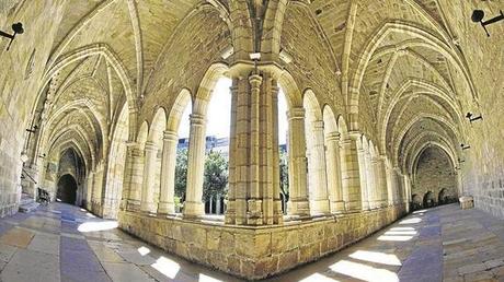 Los enterramientos del claustro de la catedral Los enterramientos del claustro de la catedral