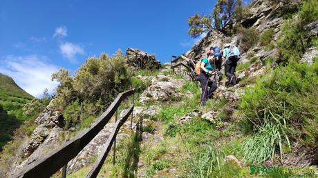 Sendero y valla de la ruta Salmones Arriba en Belmonte