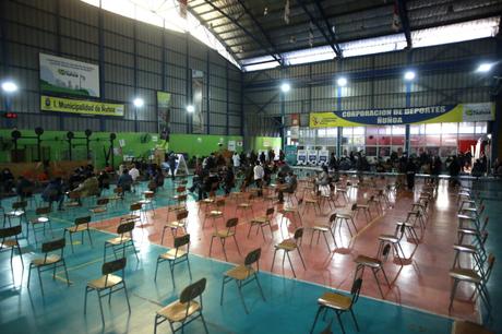 Chile comienza a vacunar a la población sana y sin ...