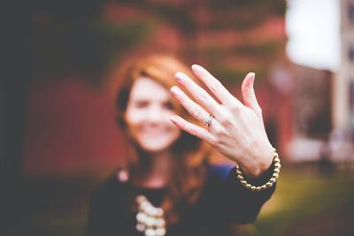 Mujer mostrando su anillo de compromiso