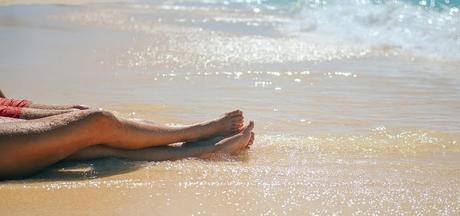 piernas-mujer-barro-playa