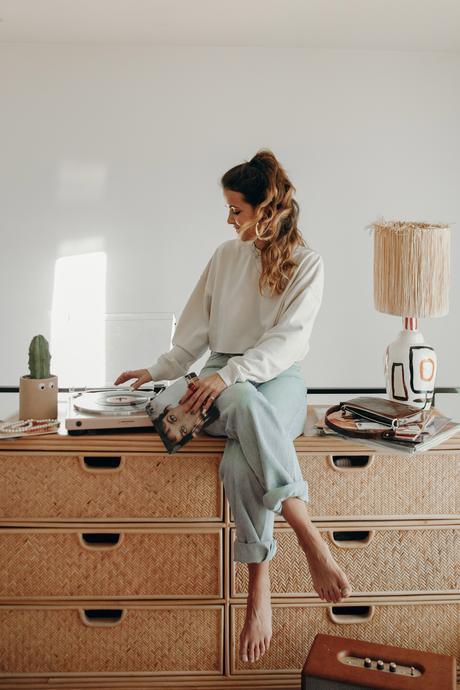 Must-loved denim wearing Agolde jeans and cropped sweatshirt at home