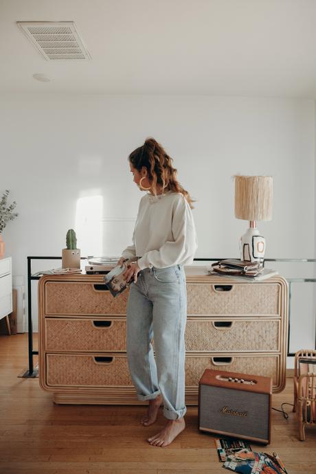 Must-loved denim wearing Agolde jeans and cropped sweatshirt at home